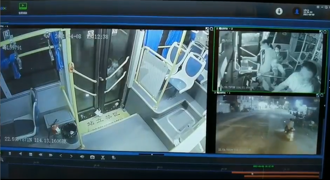 Thót tim xem đoạn clip bé gái mắc kẹt chân vào cửa xe buýt rồi bị kéo lê trên đường-1