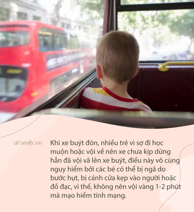 Thót tim xem đoạn clip bé gái mắc kẹt chân vào cửa xe buýt rồi bị kéo lê trên đường-2