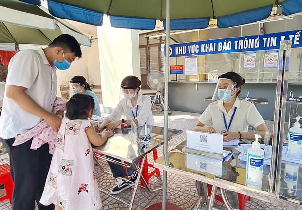 Cho phép người dân trở về từ Bắc Giang không cần khai báo y tế, nữ nhân viên y tế bị phạt 10 triệu đồng-1