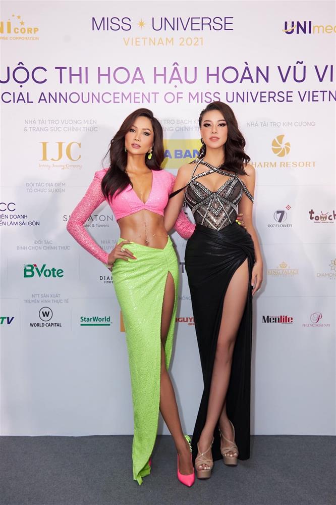 Đại diện Việt Nam chưa đi Miss Universe nhưng đã chiếm sóng với loạt váy áo cắt khoét, vòng 1 chỉ chực tuôn trào-9