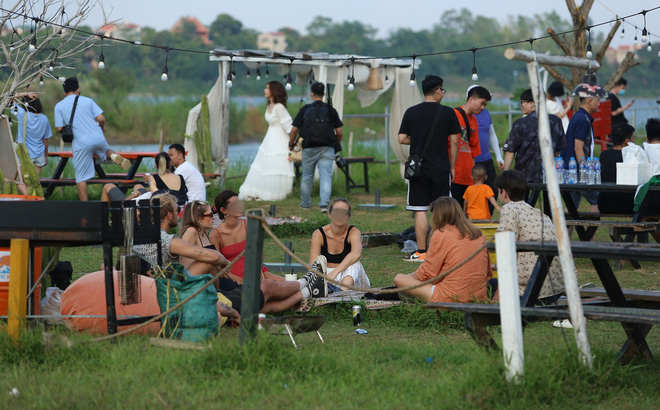 Tạm đình chỉ hoạt động bãi đá sông Hồng sau vụ đông nghẹt người tụ tập vui chơi, ăn uống-1