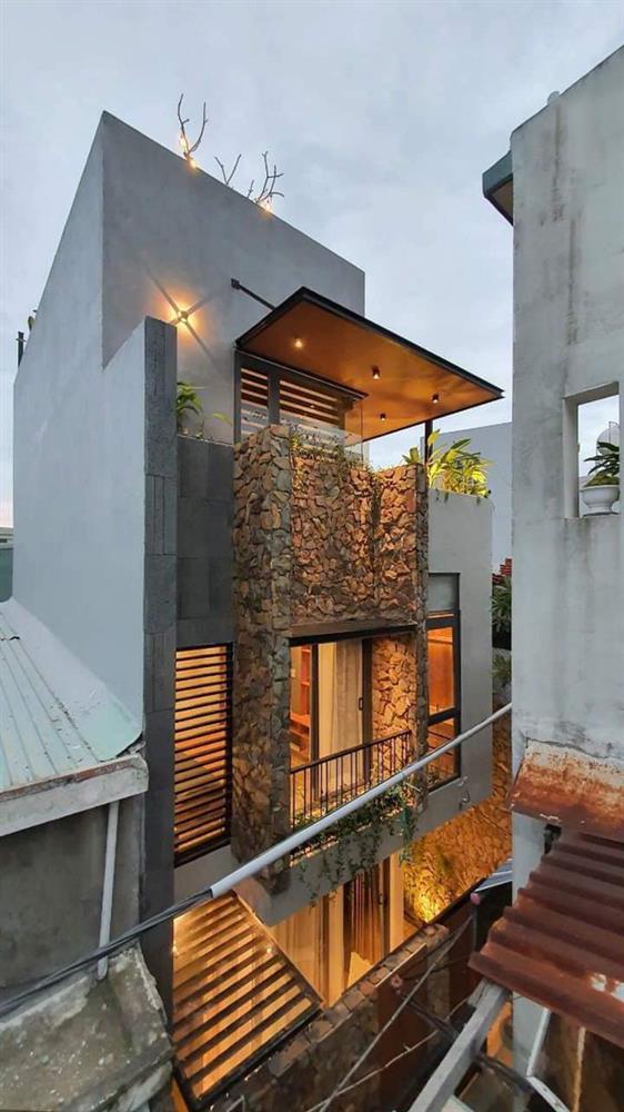 Mua được đất vàng trong hẻm, vợ chồng Đà Nẵng xây nhà tiền tỷ với không gian thoáng đãng, mặt tiền ốp đá khó đụng hàng-1
