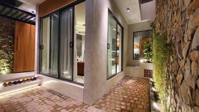 Mua được đất vàng trong hẻm, vợ chồng Đà Nẵng xây nhà tiền tỷ với không gian thoáng đãng, mặt tiền ốp đá khó đụng hàng-2