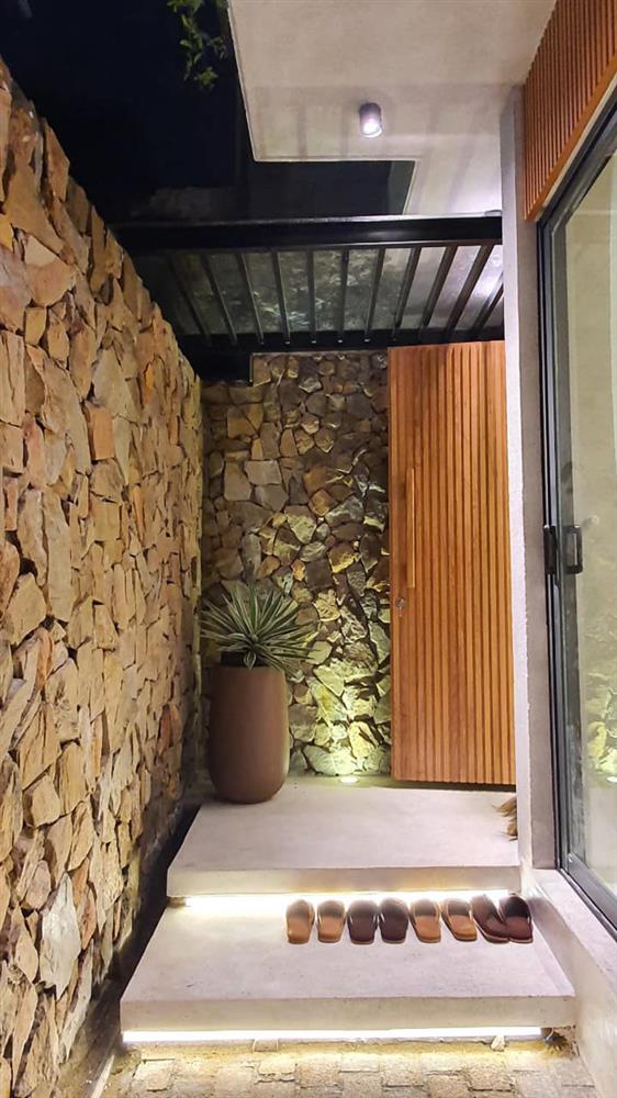 Mua được đất vàng trong hẻm, vợ chồng Đà Nẵng xây nhà tiền tỷ với không gian thoáng đãng, mặt tiền ốp đá khó đụng hàng-3