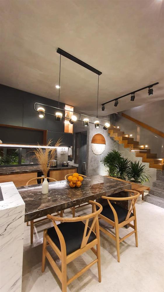 Mua được đất vàng trong hẻm, vợ chồng Đà Nẵng xây nhà tiền tỷ với không gian thoáng đãng, mặt tiền ốp đá khó đụng hàng-7