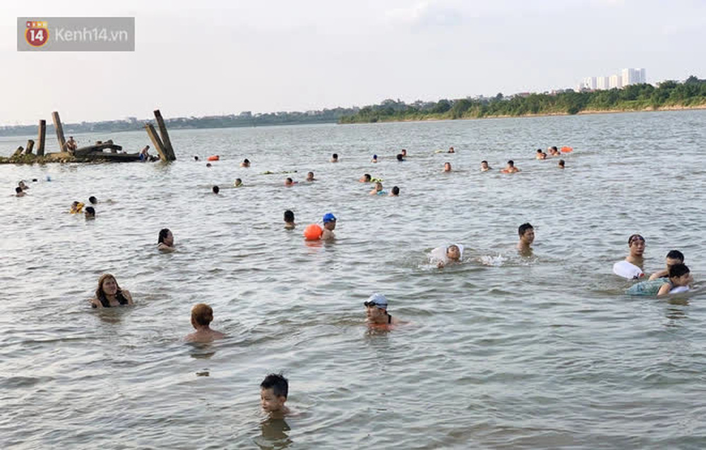 Đông nghịt người đổ ra sông Hồng tắm giải nhiệt bất chấp diễn biến phức tạp của dịch Covid-19-5