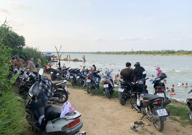Đông nghịt người đổ ra sông Hồng tắm giải nhiệt bất chấp diễn biến phức tạp của dịch Covid-19-6