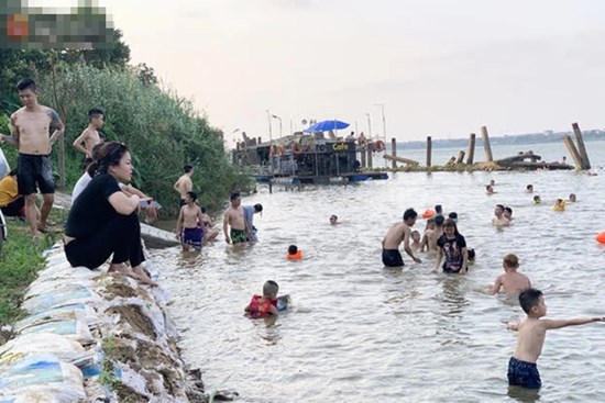 Đông nghịt người đổ ra sông Hồng tắm giải nhiệt bất chấp diễn biến phức tạp của dịch Covid-19