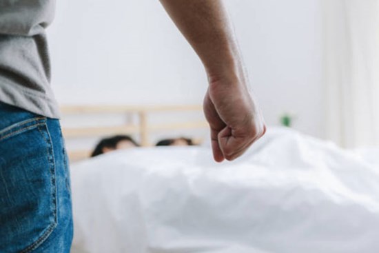 Hủy chuyến công tác về nhà, bắt quả tang vợ tằng tịu với tay hàng xóm
