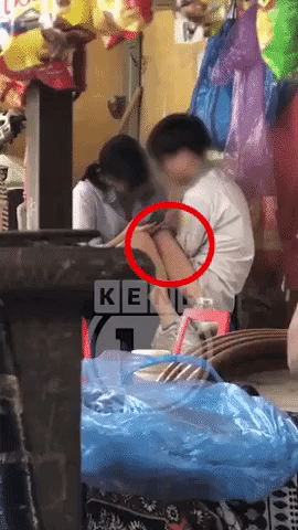 Ảnh, video phản cảm: Nhiều nam sinh vô tư hôn hít, sờ soạng bạn gái quá đà trong quán nước trước cổng trường-1