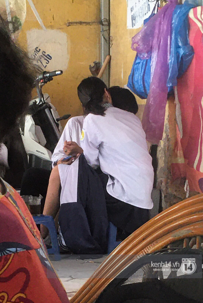 Ảnh, video phản cảm: Nhiều nam sinh vô tư hôn hít, sờ soạng bạn gái quá đà trong quán nước trước cổng trường-6