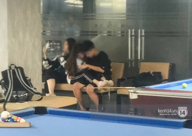 Ảnh, video phản cảm: Nhiều nam sinh vô tư hôn hít, sờ soạng bạn gái quá đà trong quán nước trước cổng trường-2