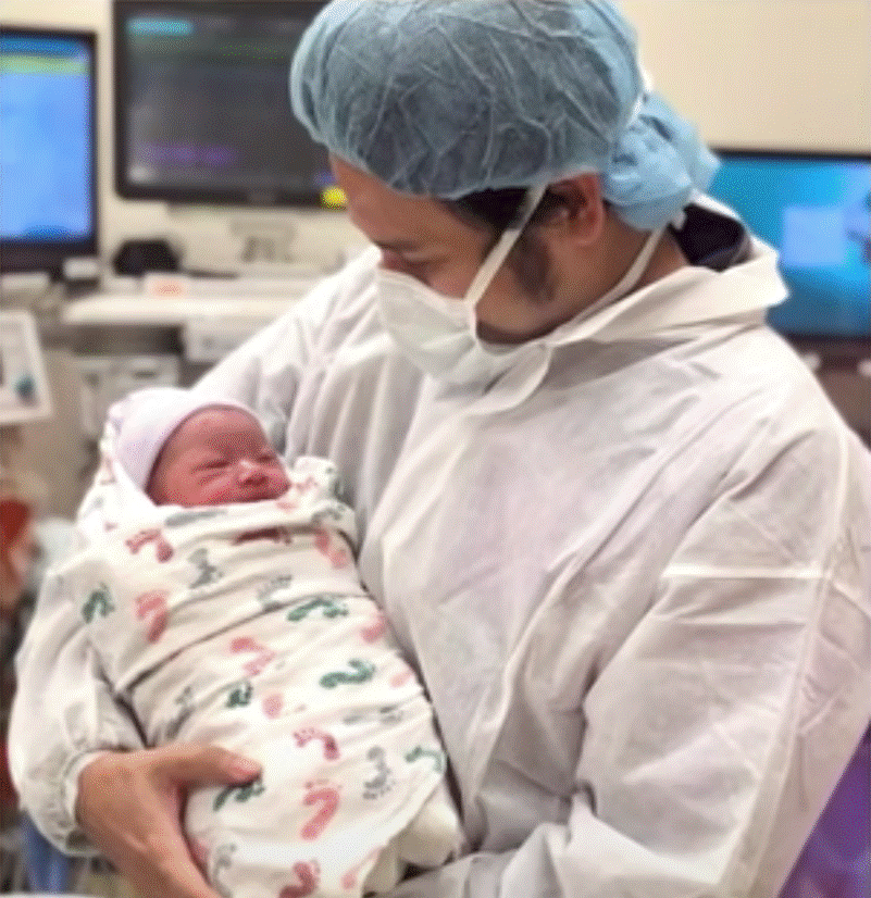 Sản phụ rặn đẻ 7 tiếng mà con không ra được, sinh xong bác sĩ phải gọi liên tục vì sợ bị hôn mê luôn trong lúc ngủ-8