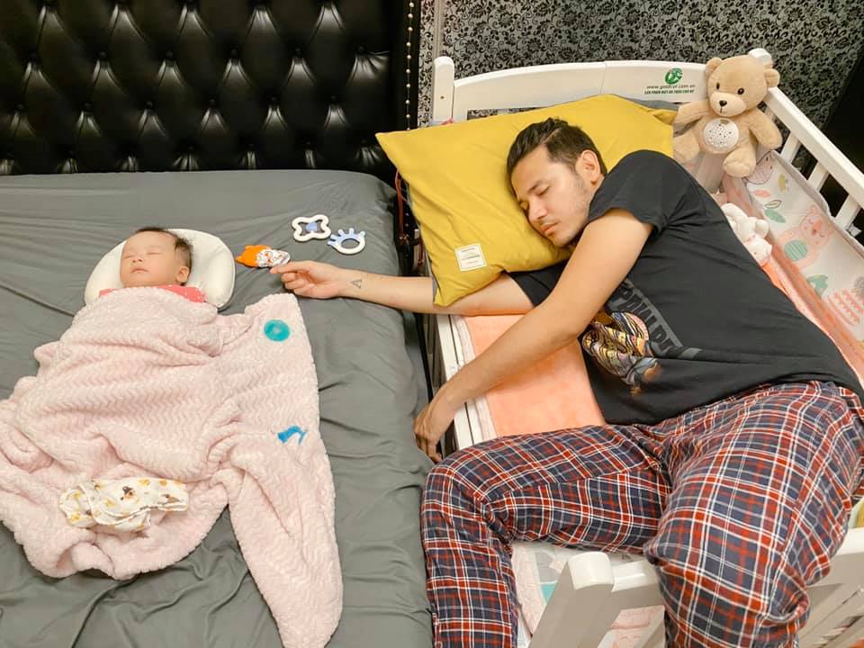 Sản phụ rặn đẻ 7 tiếng mà con không ra được, sinh xong bác sĩ phải gọi liên tục vì sợ bị hôn mê luôn trong lúc ngủ-15