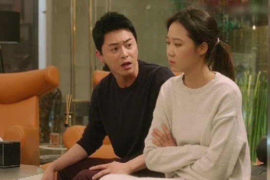 Cô hàng xóm nhờ chồng sửa điều hòa còn ăn mặc 