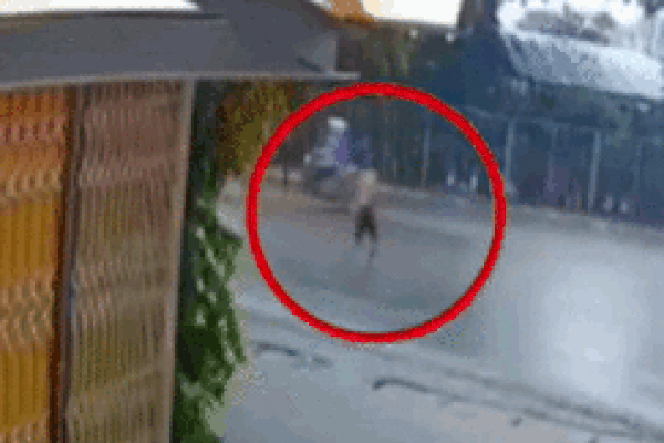 Nam thanh niên bất ngờ lao thẳng vào xe container đang chạy