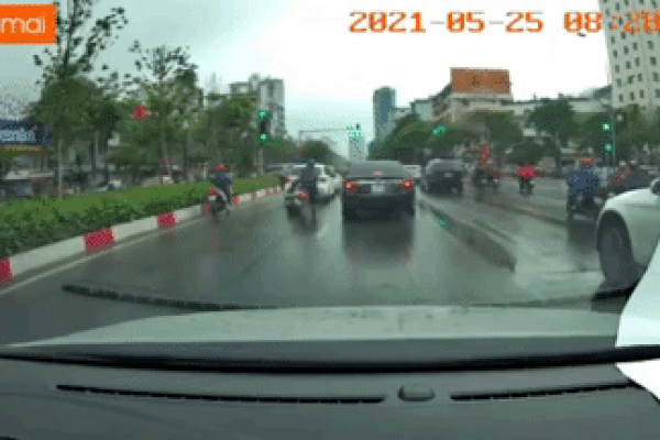 Clip: Phanh gấp, nam thanh niên lao đầu vào gầm xe buýt-1