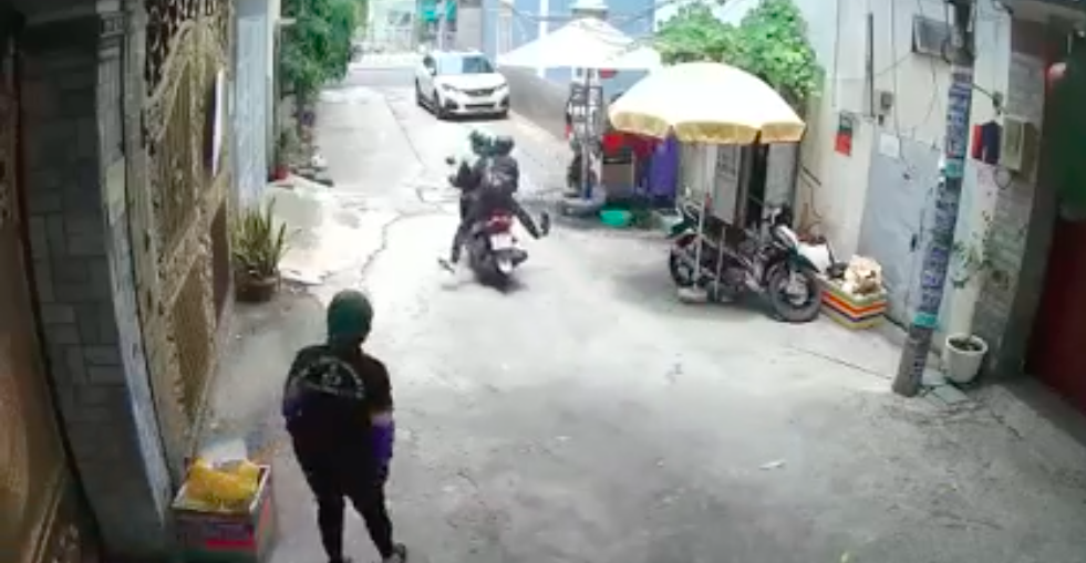 Clip: Thanh niên mặc áo xe ôm công nghệ cùng đồng bọn dàn cảnh cướp giật điện thoại ở Sài Gòn-1
