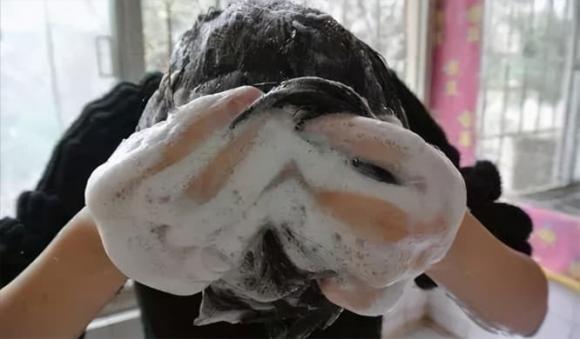 Với dầu gội này, tóc có bạc trắng bao nhiêu năm cũng trở nên đen như mực trong 5 phút-4