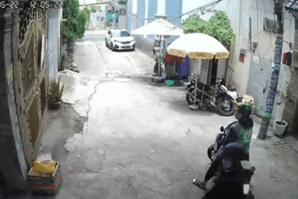 Clip: Thanh niên mặc áo xe ôm công nghệ cùng đồng bọn dàn cảnh cướp giật điện thoại ở Sài Gòn