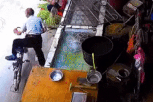 Cụ ông bất ngờ ngã xuống bể nước, phản ứng vô tâm của 2 người phụ nữ bên cạnh gây bức xúc