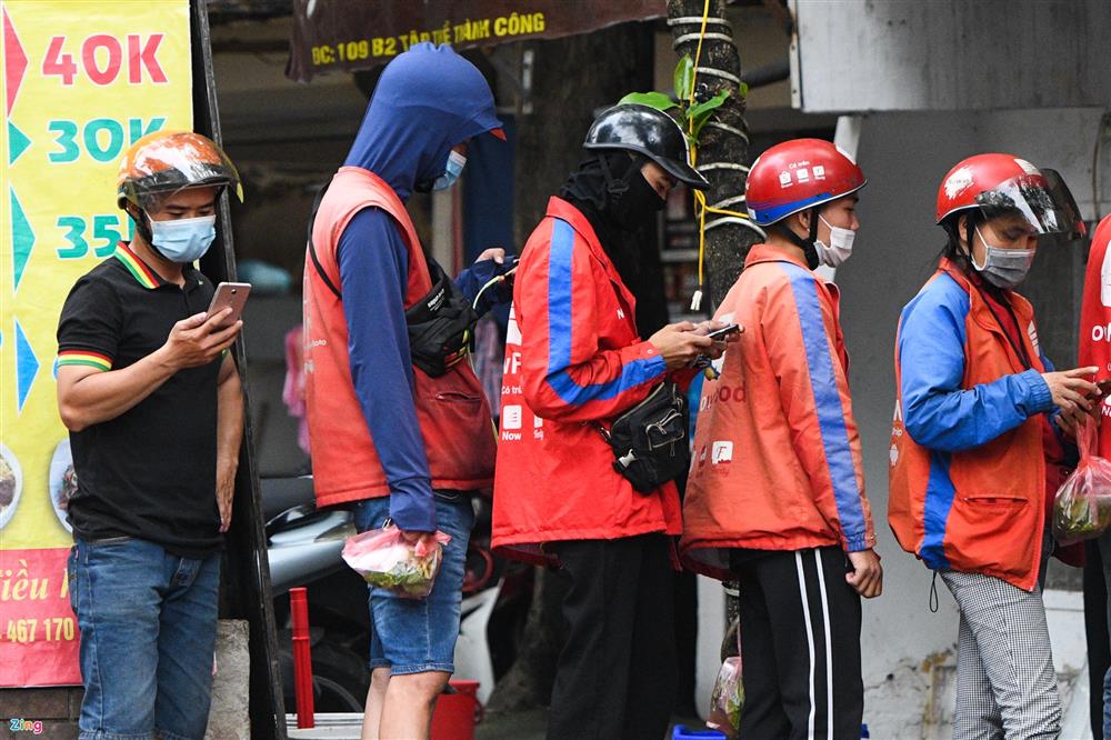 Shipper chen lấn ngày đầu Hà Nội chỉ cho phép bán đồ ăn mang về-5