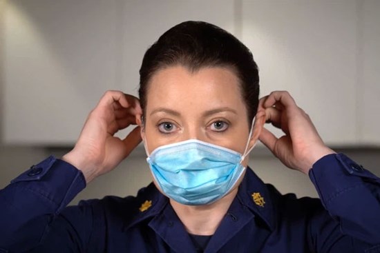 Clip: Hướng dẫn cách đeo khẩu trang y tế vừa khít và không có khe hở