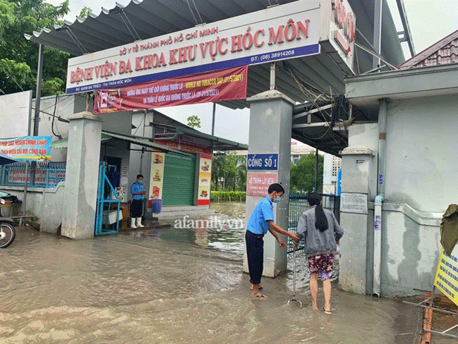 TP.HCM: Mưa lớn khiến Bệnh viện Hóc Môn ngập từ sáng tới chiều tối, bác sĩ mang ủng lội nước cấp cứu bệnh nhân-1