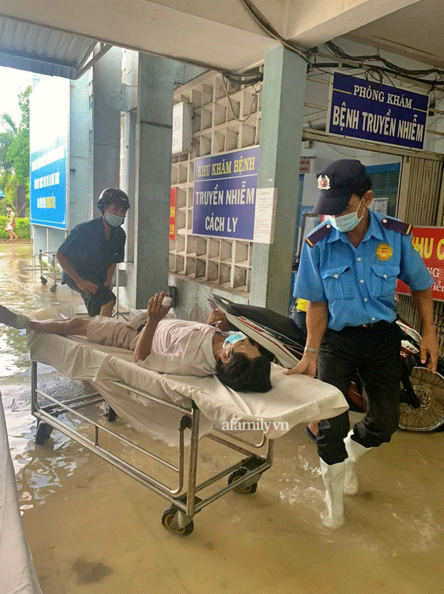 TP.HCM: Mưa lớn khiến Bệnh viện Hóc Môn ngập từ sáng tới chiều tối, bác sĩ mang ủng lội nước cấp cứu bệnh nhân-2