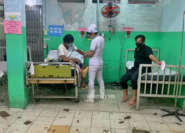 TP.HCM: Mưa lớn khiến Bệnh viện Hóc Môn ngập từ sáng tới chiều tối, bác sĩ mang ủng lội nước cấp cứu bệnh nhân-3