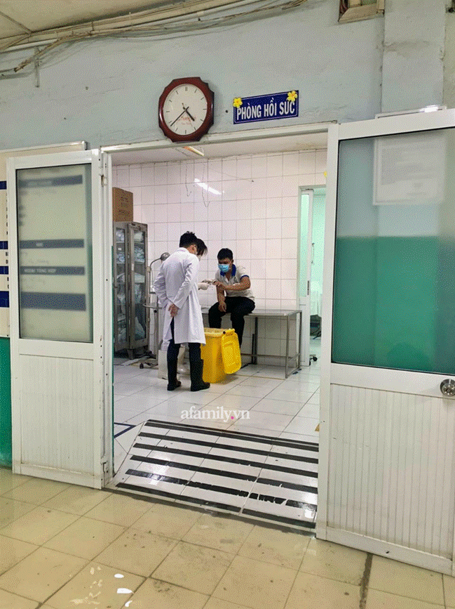 TP.HCM: Mưa lớn khiến Bệnh viện Hóc Môn ngập từ sáng tới chiều tối, bác sĩ mang ủng lội nước cấp cứu bệnh nhân-4