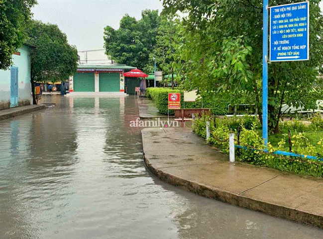 TP.HCM: Mưa lớn khiến Bệnh viện Hóc Môn ngập từ sáng tới chiều tối, bác sĩ mang ủng lội nước cấp cứu bệnh nhân-5