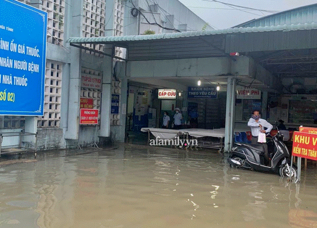 TP.HCM: Mưa lớn khiến Bệnh viện Hóc Môn ngập từ sáng tới chiều tối, bác sĩ mang ủng lội nước cấp cứu bệnh nhân-6