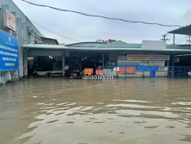 TP.HCM: Mưa lớn khiến Bệnh viện Hóc Môn ngập từ sáng tới chiều tối, bác sĩ mang ủng lội nước cấp cứu bệnh nhân-7