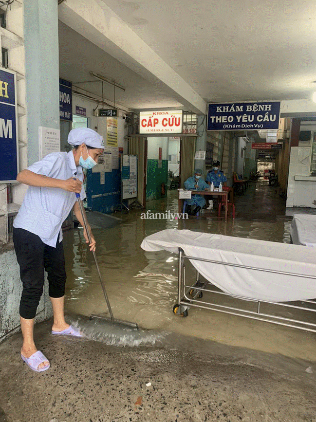 TP.HCM: Mưa lớn khiến Bệnh viện Hóc Môn ngập từ sáng tới chiều tối, bác sĩ mang ủng lội nước cấp cứu bệnh nhân-8