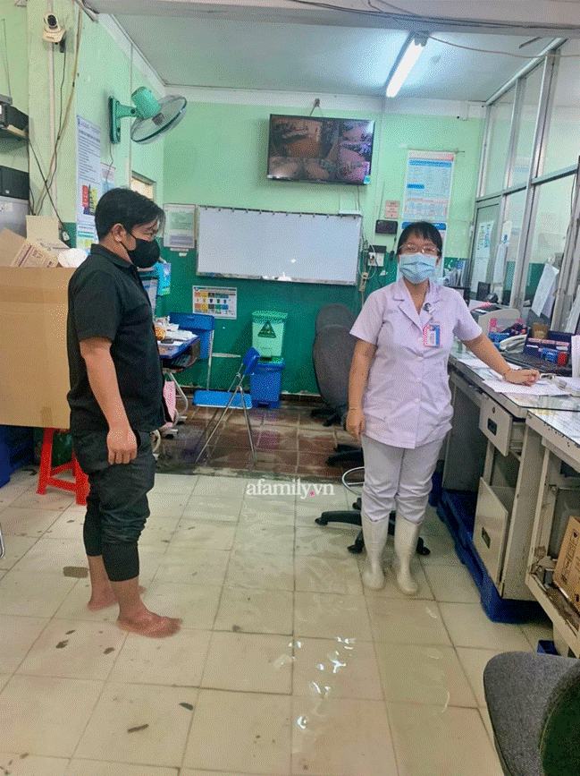 TP.HCM: Mưa lớn khiến Bệnh viện Hóc Môn ngập từ sáng tới chiều tối, bác sĩ mang ủng lội nước cấp cứu bệnh nhân-9
