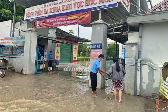 TP.HCM: Mưa lớn khiến Bệnh viện Hóc Môn ngập từ sáng tới chiều tối, bác sĩ mang ủng lội nước cấp cứu bệnh nhân
