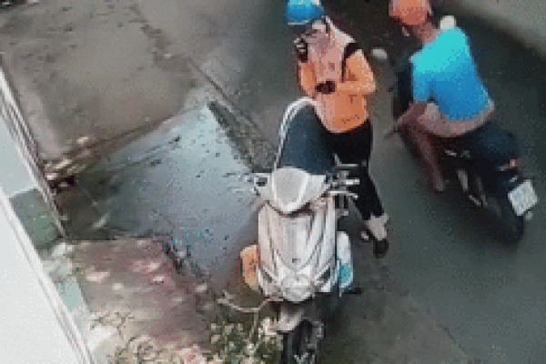 Đứng nghe điện thoại, cô gái bị kẻ biến thái sàm sỡ vòng 3