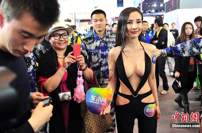 Bộ cánh lõa lồ của Ngọc Trinh hóa ra là đồ đạo nhái trang phục khoe thân 9 năm trước của nhân vật này?-1