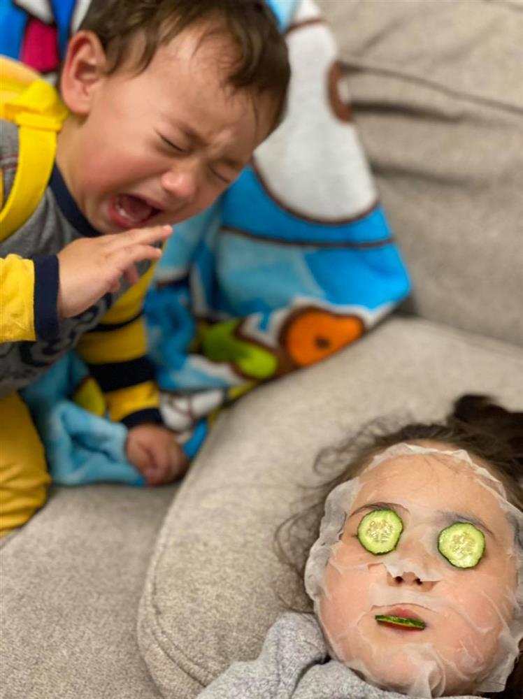 Bé trai khóc thét bên cạnh chị gái khiến nhiều người giật mình, nhưng nhìn kỹ ai cũng bất ngờ, ngỡ ngàng và bật ngửa-1