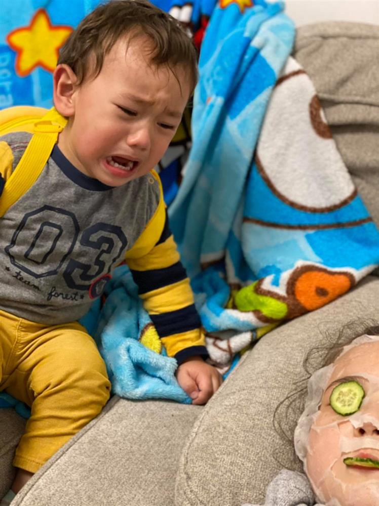 Bé trai khóc thét bên cạnh chị gái khiến nhiều người giật mình, nhưng nhìn kỹ ai cũng bất ngờ, ngỡ ngàng và bật ngửa-2