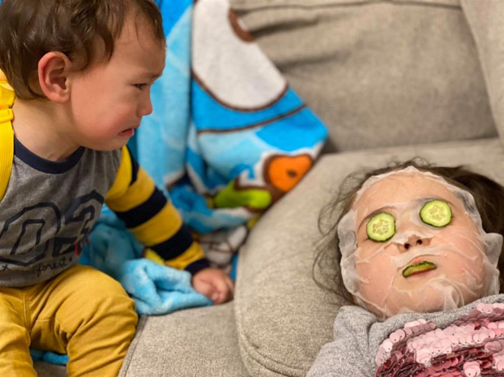 Bé trai khóc thét bên cạnh chị gái khiến nhiều người giật mình, nhưng nhìn kỹ ai cũng bất ngờ, ngỡ ngàng và bật ngửa-3