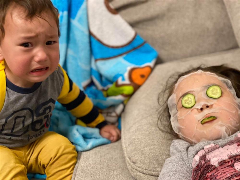 Bé trai khóc thét bên cạnh chị gái khiến nhiều người giật mình, nhưng nhìn kỹ ai cũng bất ngờ, ngỡ ngàng và bật ngửa-4