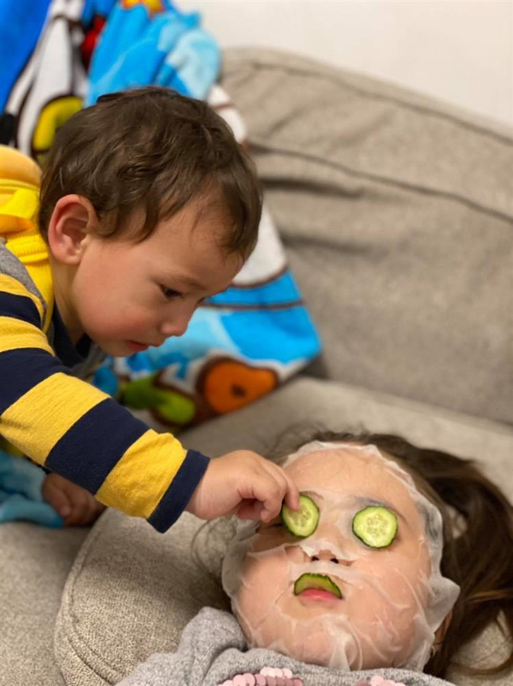 Bé trai khóc thét bên cạnh chị gái khiến nhiều người giật mình, nhưng nhìn kỹ ai cũng bất ngờ, ngỡ ngàng và bật ngửa-5