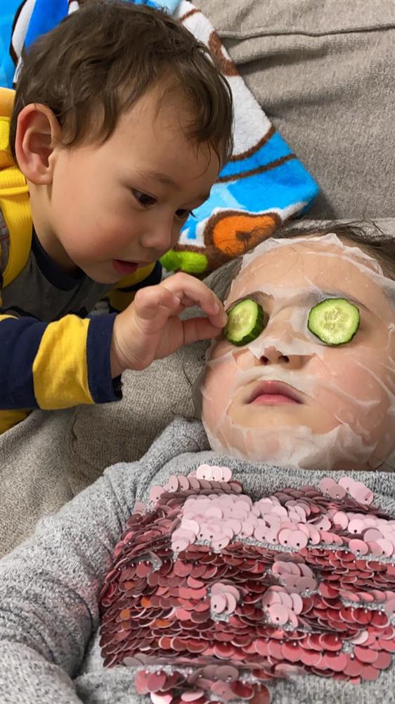 Bé trai khóc thét bên cạnh chị gái khiến nhiều người giật mình, nhưng nhìn kỹ ai cũng bất ngờ, ngỡ ngàng và bật ngửa-6