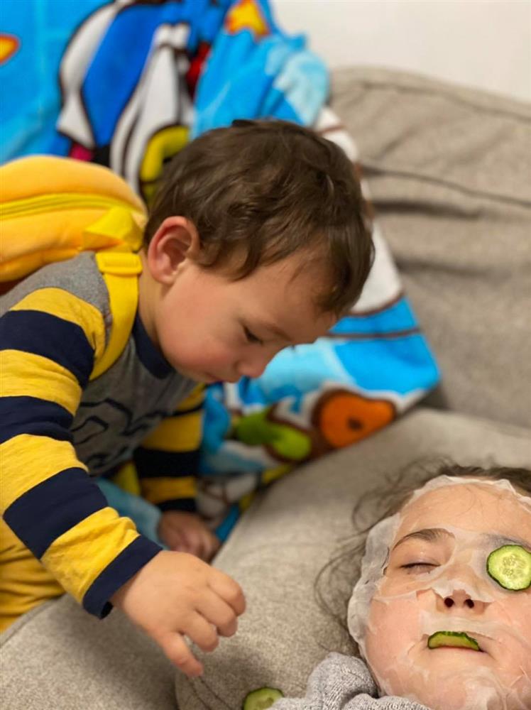 Bé trai khóc thét bên cạnh chị gái khiến nhiều người giật mình, nhưng nhìn kỹ ai cũng bất ngờ, ngỡ ngàng và bật ngửa-7