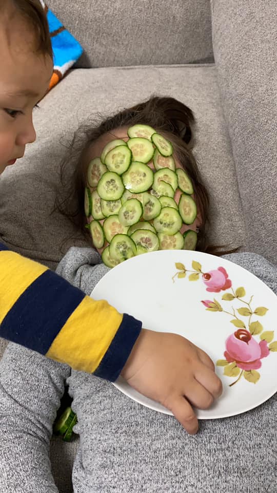 Bé trai khóc thét bên cạnh chị gái khiến nhiều người giật mình, nhưng nhìn kỹ ai cũng bất ngờ, ngỡ ngàng và bật ngửa-8