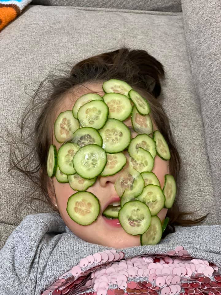 Bé trai khóc thét bên cạnh chị gái khiến nhiều người giật mình, nhưng nhìn kỹ ai cũng bất ngờ, ngỡ ngàng và bật ngửa-9