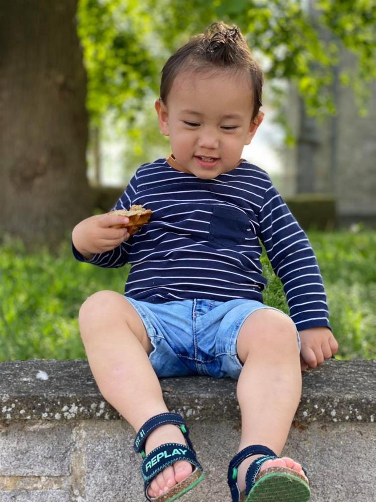 Bé trai khóc thét bên cạnh chị gái khiến nhiều người giật mình, nhưng nhìn kỹ ai cũng bất ngờ, ngỡ ngàng và bật ngửa-12