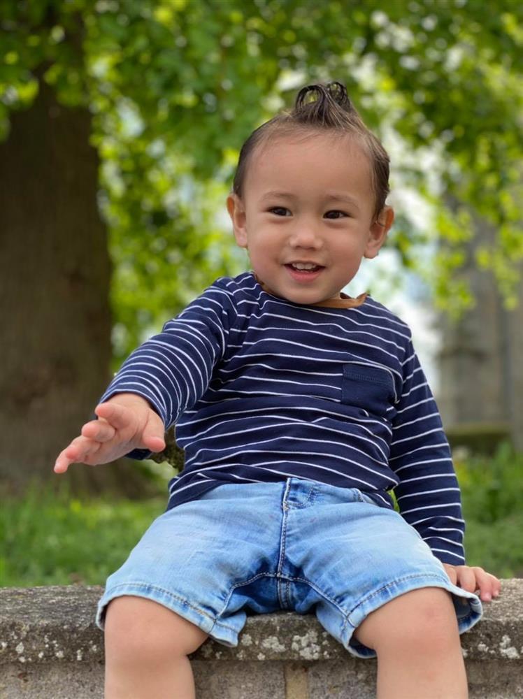 Bé trai khóc thét bên cạnh chị gái khiến nhiều người giật mình, nhưng nhìn kỹ ai cũng bất ngờ, ngỡ ngàng và bật ngửa-13